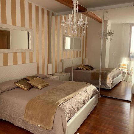 Palazzo Teatro Vecchio-Holiday Suites Salo Bagian luar foto