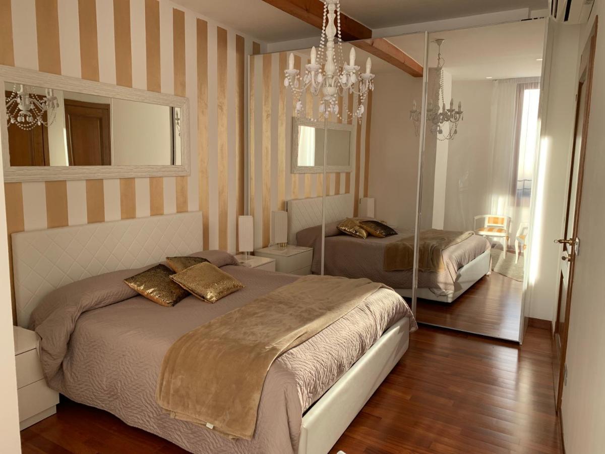 Palazzo Teatro Vecchio-Holiday Suites Salo Bagian luar foto