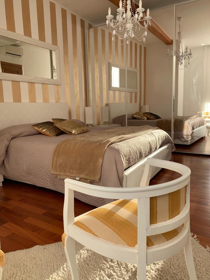 Palazzo Teatro Vecchio-Holiday Suites Salo Bagian luar foto
