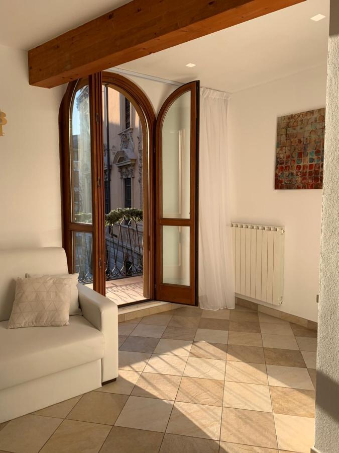 Palazzo Teatro Vecchio-Holiday Suites Salo Bagian luar foto