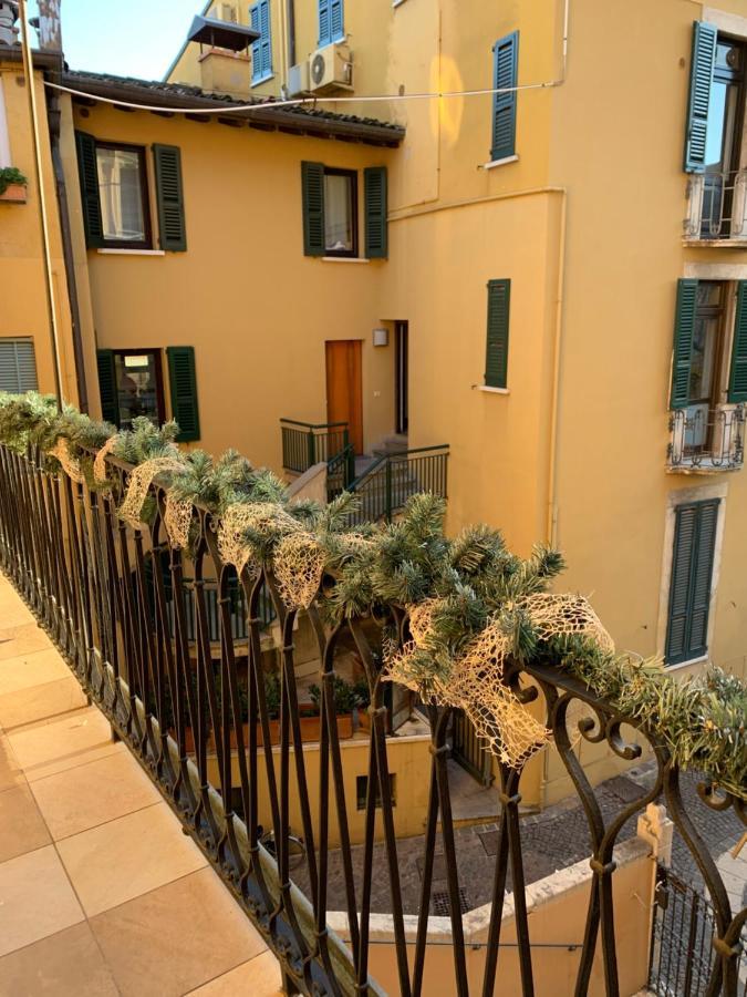 Palazzo Teatro Vecchio-Holiday Suites Salo Bagian luar foto