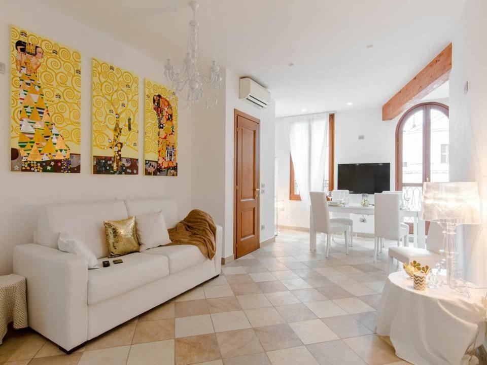 Palazzo Teatro Vecchio-Holiday Suites Salo Bagian luar foto