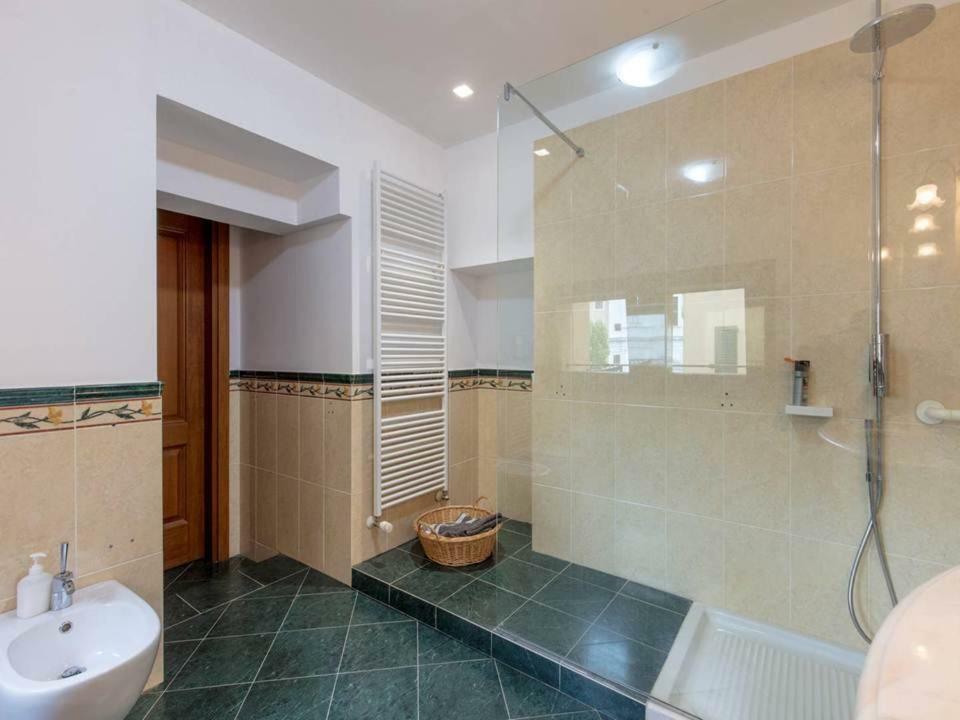 Palazzo Teatro Vecchio-Holiday Suites Salo Bagian luar foto