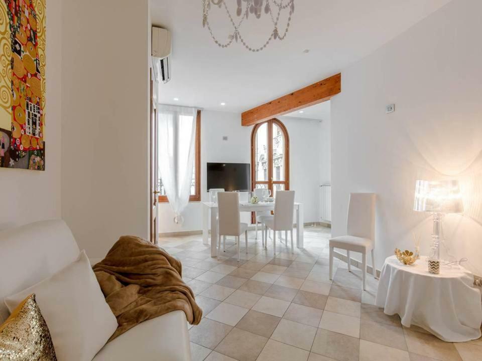 Palazzo Teatro Vecchio-Holiday Suites Salo Bagian luar foto