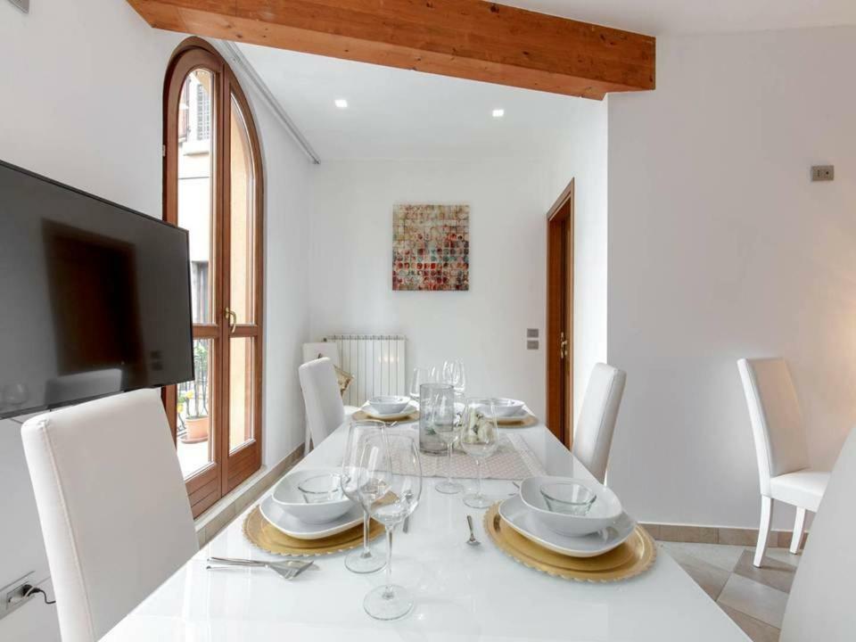Palazzo Teatro Vecchio-Holiday Suites Salo Bagian luar foto