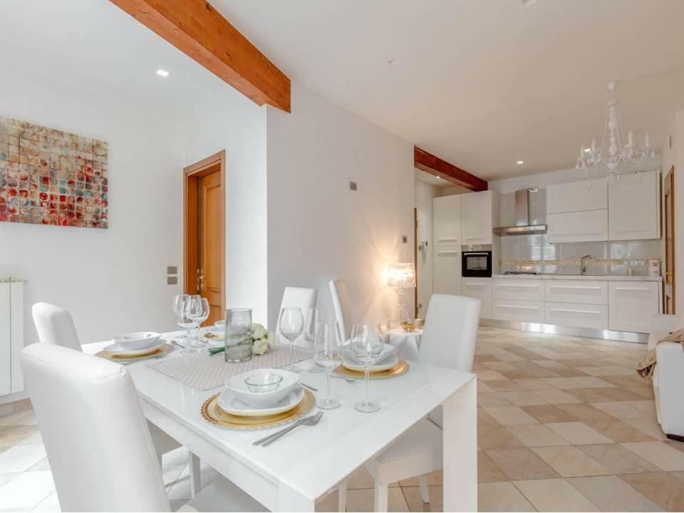 Palazzo Teatro Vecchio-Holiday Suites Salo Bagian luar foto