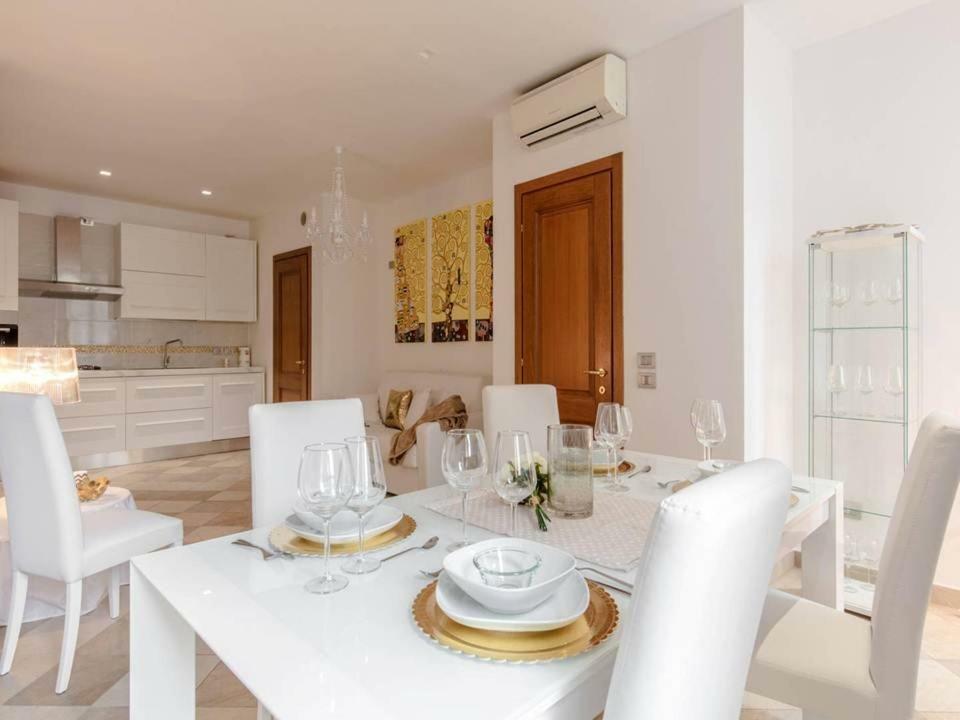 Palazzo Teatro Vecchio-Holiday Suites Salo Bagian luar foto